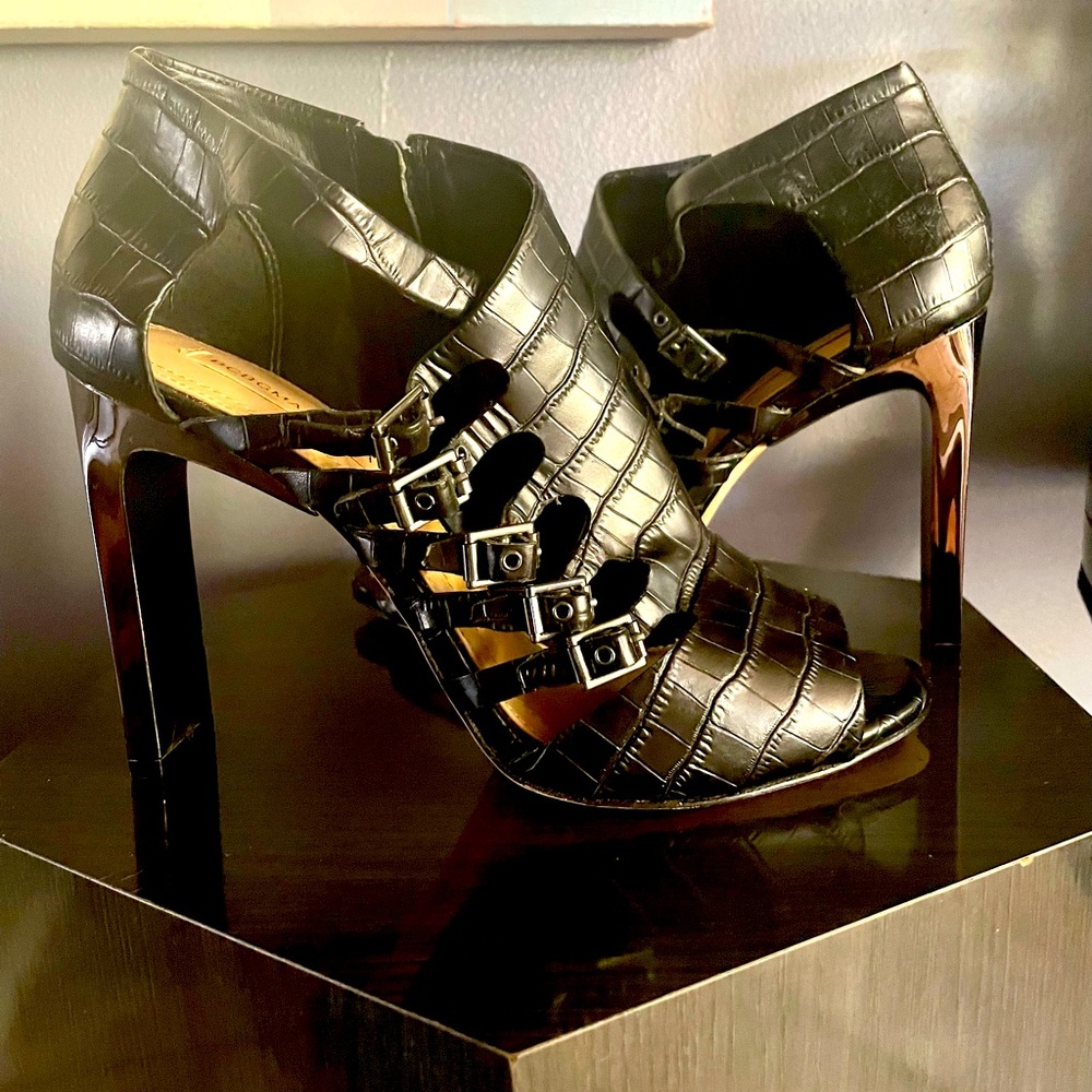 BCBGMAXAZRIA Black leather open toes pumps, fun-fun code!